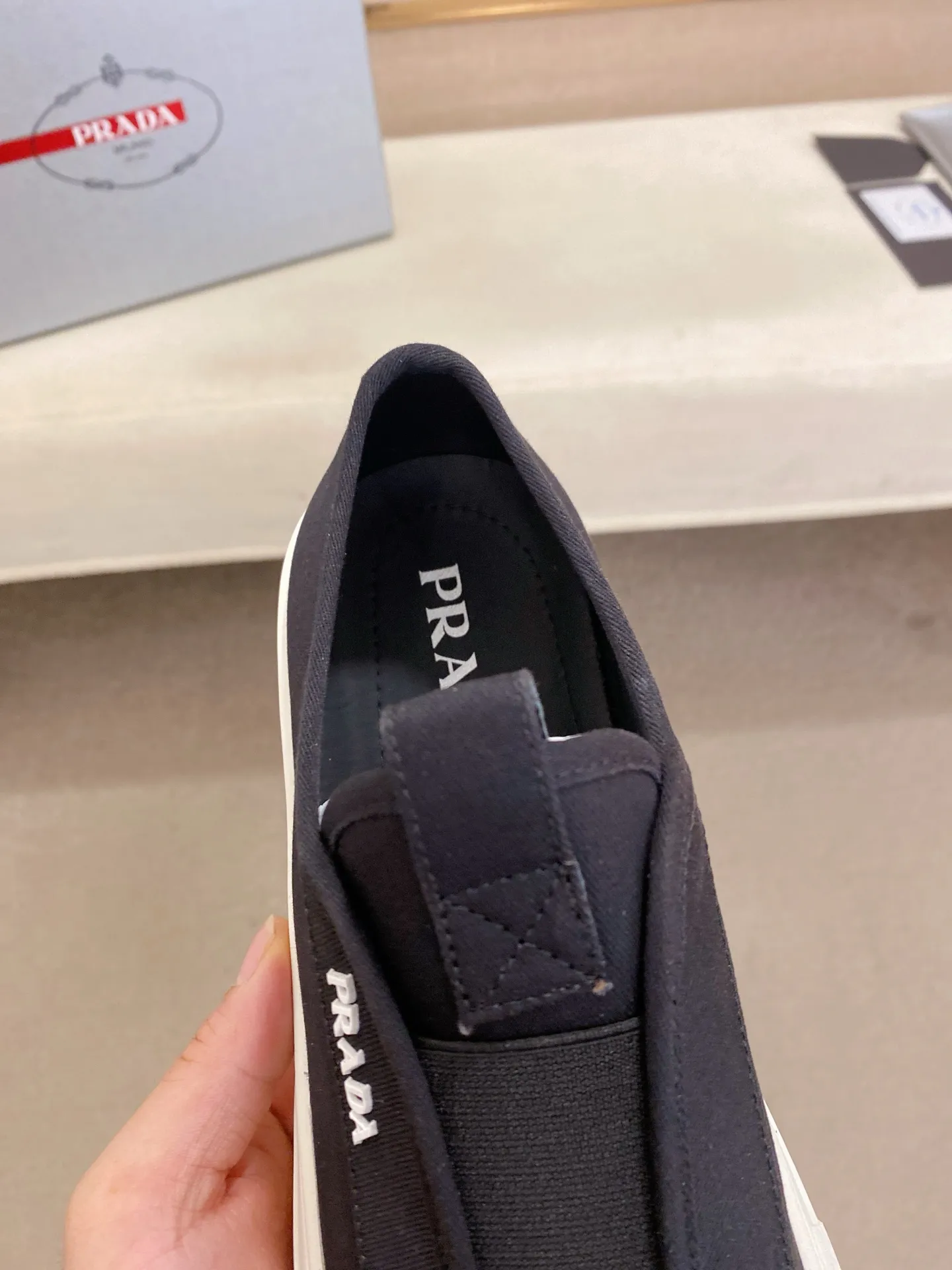 Factory price 580💰 ✔️✔️✔️High version High-quality new PRADA counters are on the market at the same time. The new men's shoes and 😘fabrics are selected from first-layer cowhide and are made by pure handicrafts. Lining: Full cowhide lining. 👍🏿 High-end ☄️ air-cushion molded anti-slip rubber outsole, exquisite lines, simple and elegant, comfortable and high-end for leisure travel. Code number: 38 to 44 (45 can be customized)